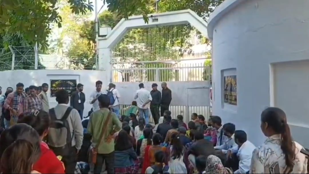गुस्से में छात्र