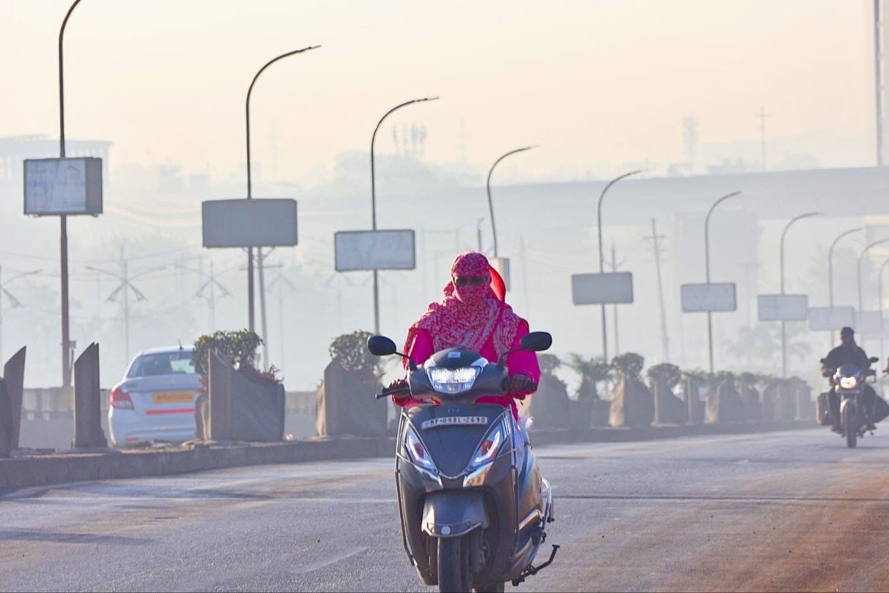 इंदौर में आज सुबह भी तेज ठंड रही और दोपहर में सूरज ने तेवर दिखाए।
