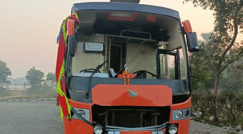 Child head and mother leg severed leaving father terrified bus overturns on Agra-Lucknow Expressway Kanpur