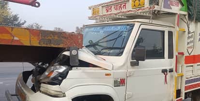 खड़े ट्राला में घुसी पिकअप