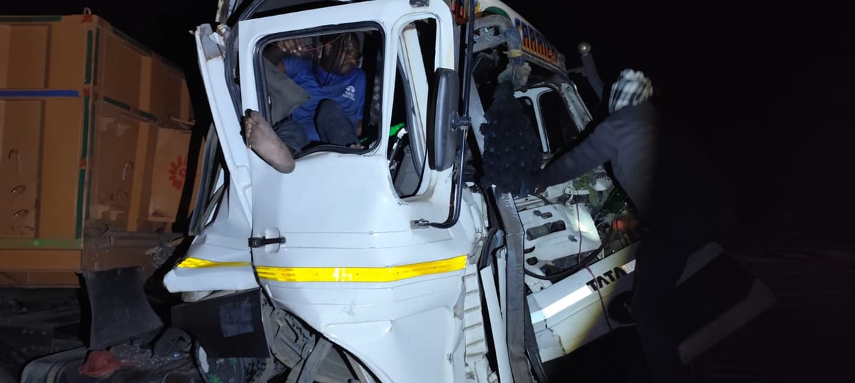 Auraiya Trailer collides with container on highway accident due to wrong overtaking drivers trapped in cabin