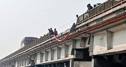 Farrukhabad A truck loaded with sugarcane fell into the Ramganga due to steering failure driver survived