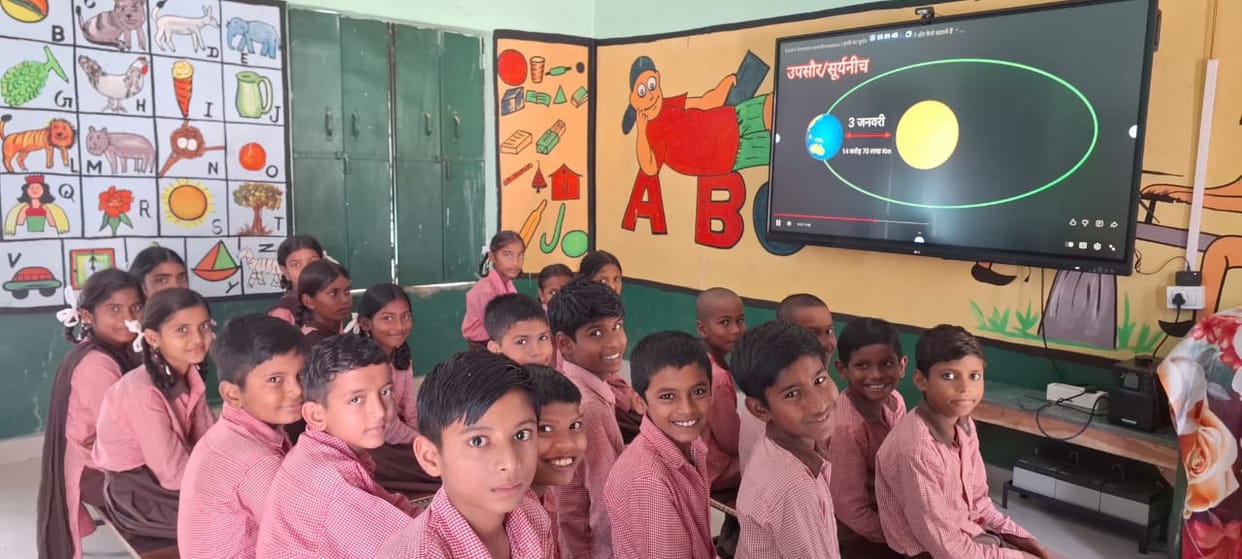 Kanpur Teachers amazing performance government school made unique teaching with projector