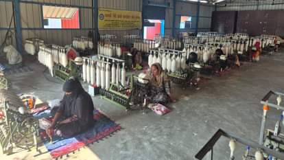 खादी ग्रामोद्योग सेवा संस्थान में काम करतीं महिलाएं