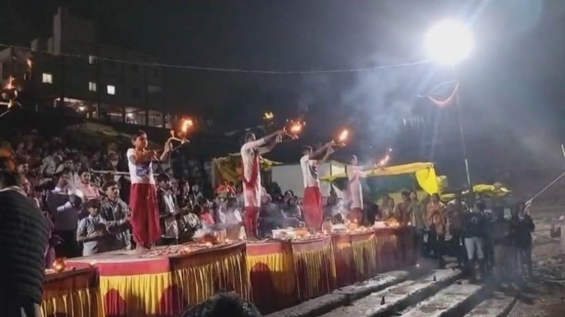 मां नर्मदा की आरती में उमड़ा जनसैलाब।