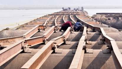 माघ मेले में तैयार किया जा रहा है पांटून पुल।