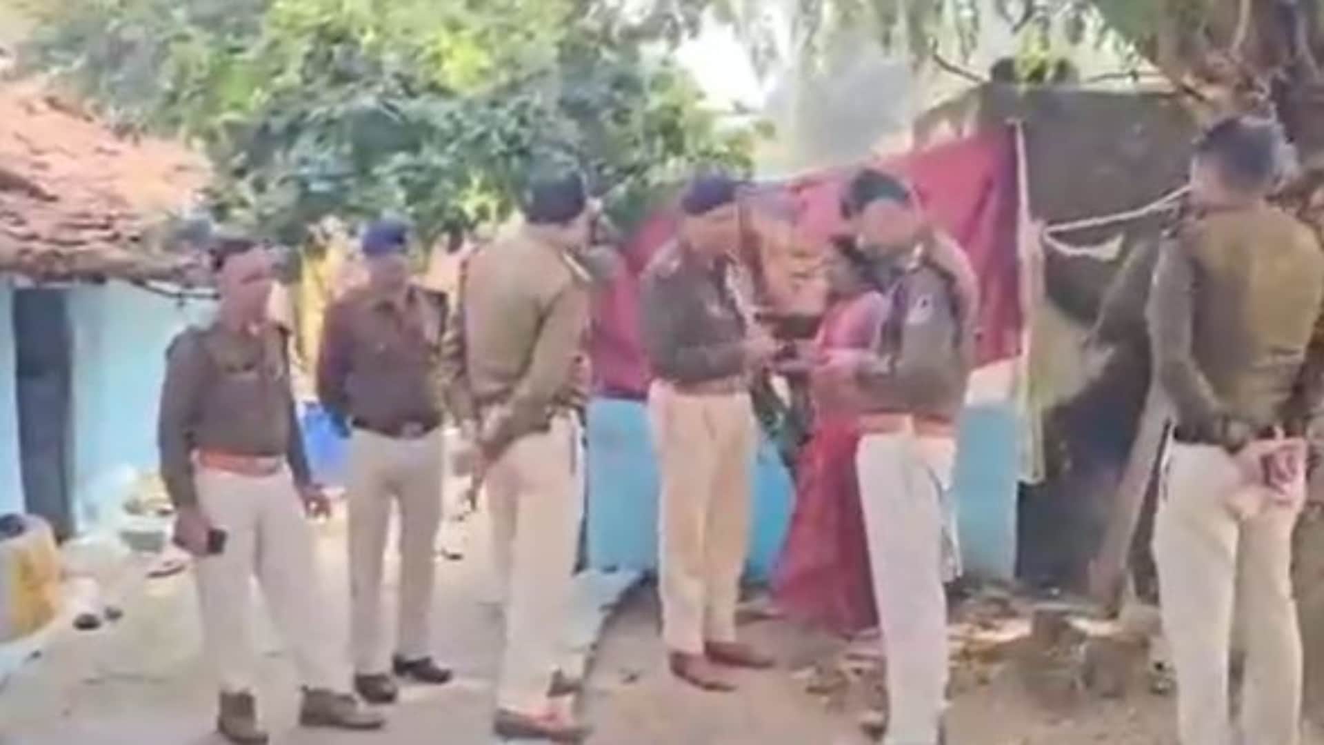 मौके पर मौजूद पुलिस