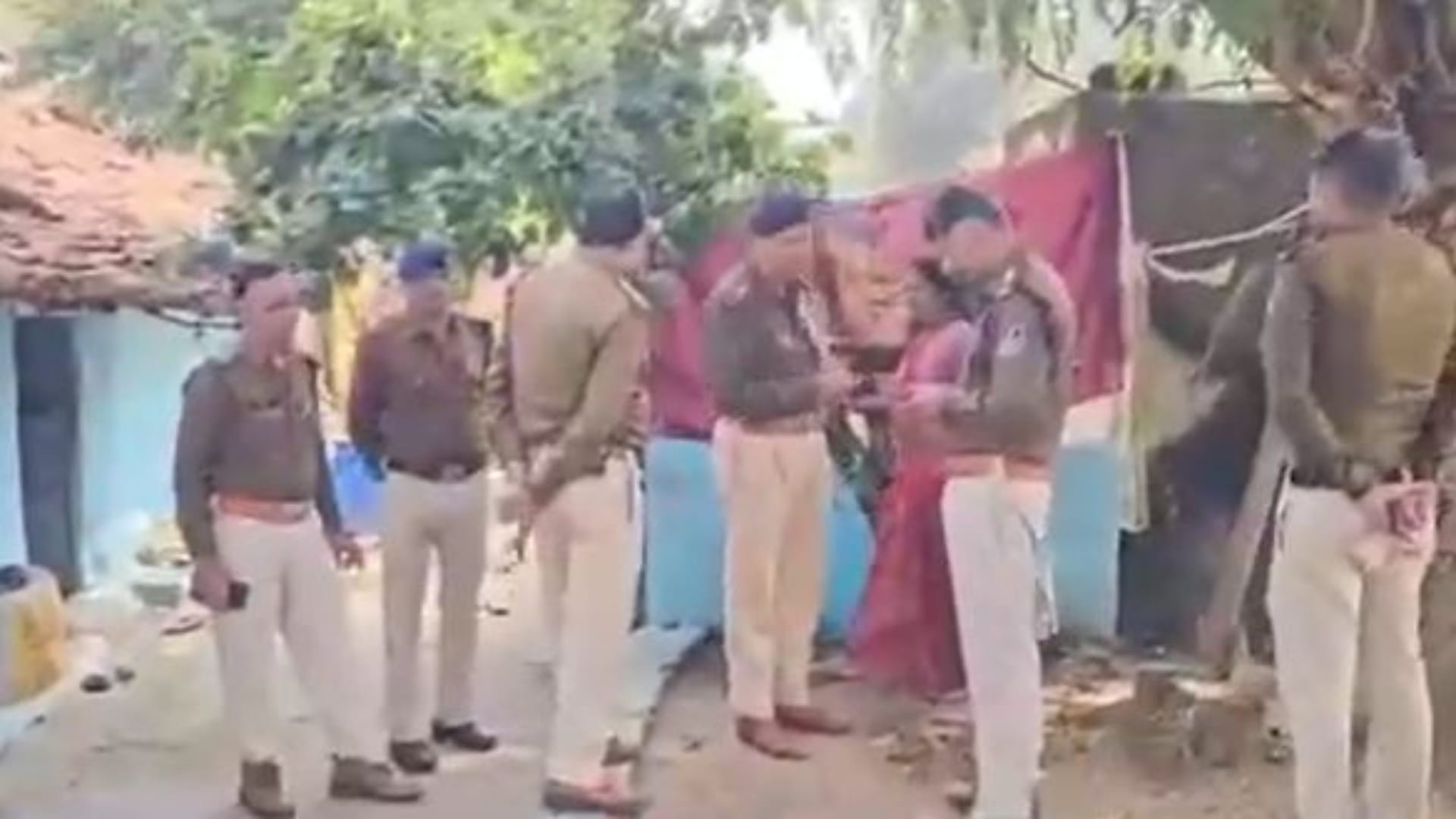 मौके पर मौजूद पुलिस