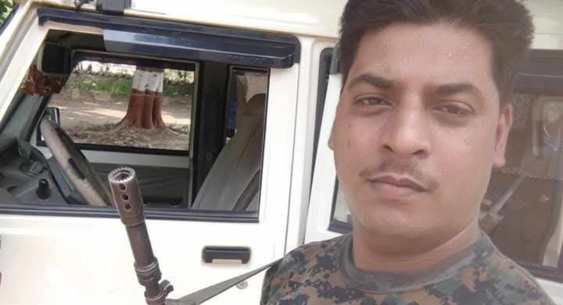पुलिस वर्दी और हथियार के साथ प्राइवेट ड्राइवर की फोटो वायरल