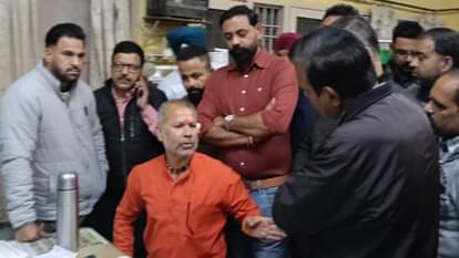 Phagwara Shiv Sena leader Indrajit Karawal and son attack call for Phagwara bandh today