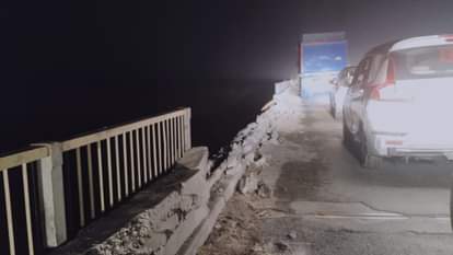 four-wheeler broke the railing of a bridge in Shahjahanpur and fell into the Ramganga river
