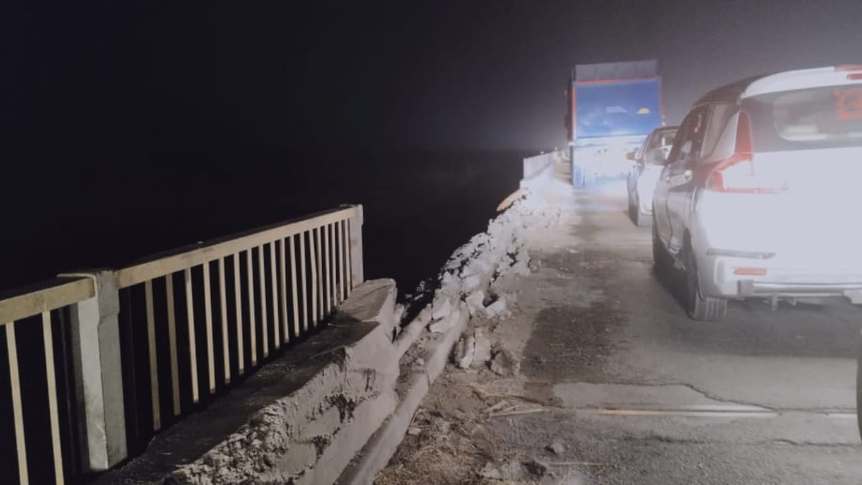 four-wheeler broke the railing of a bridge in Shahjahanpur and fell into the Ramganga river