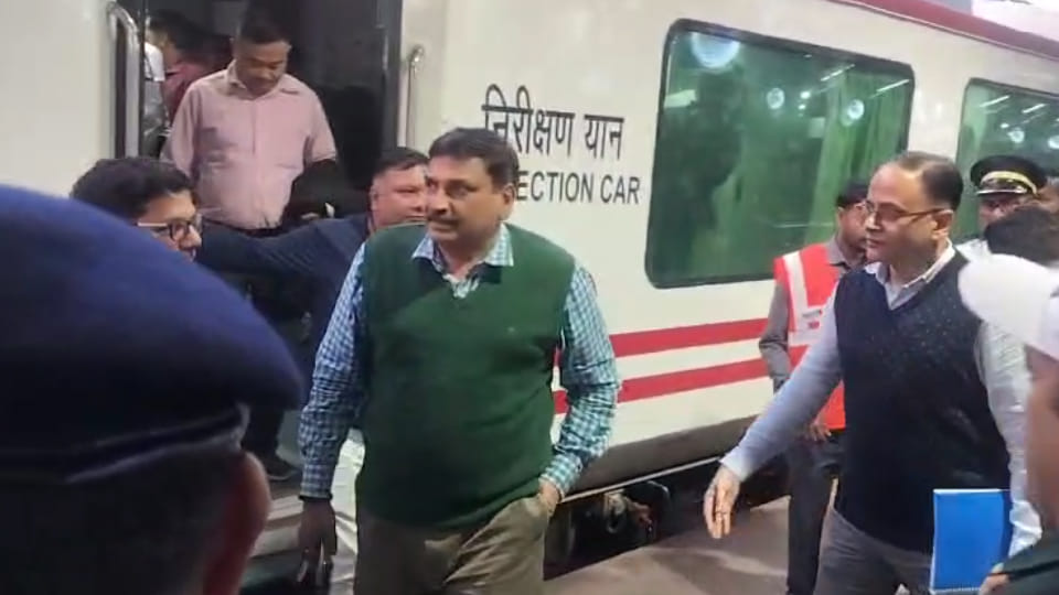 Kanpur: General Manager conducts window trailing inspection of Tundla-Kanpur section