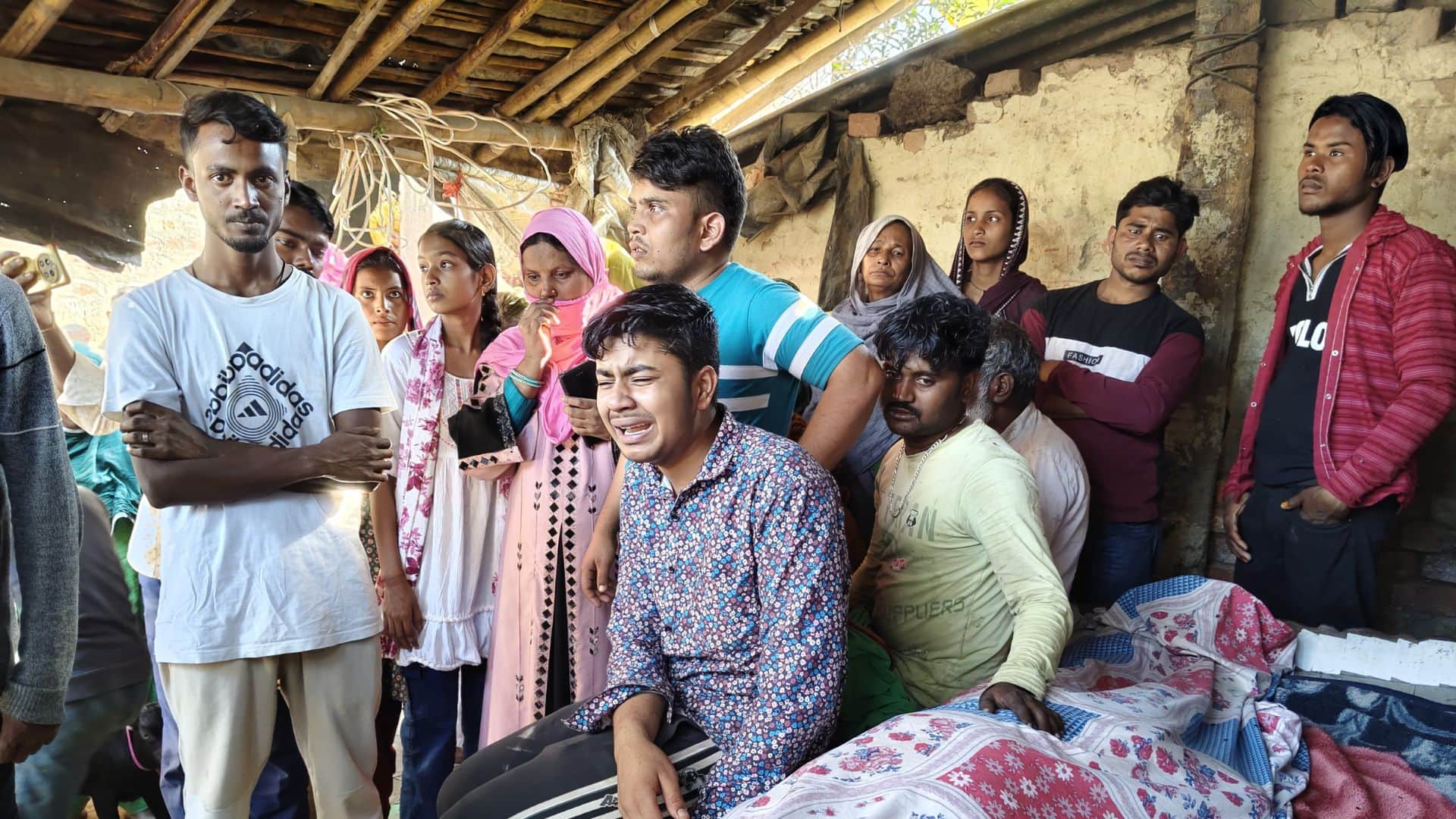 रोते बिलखते परिजन