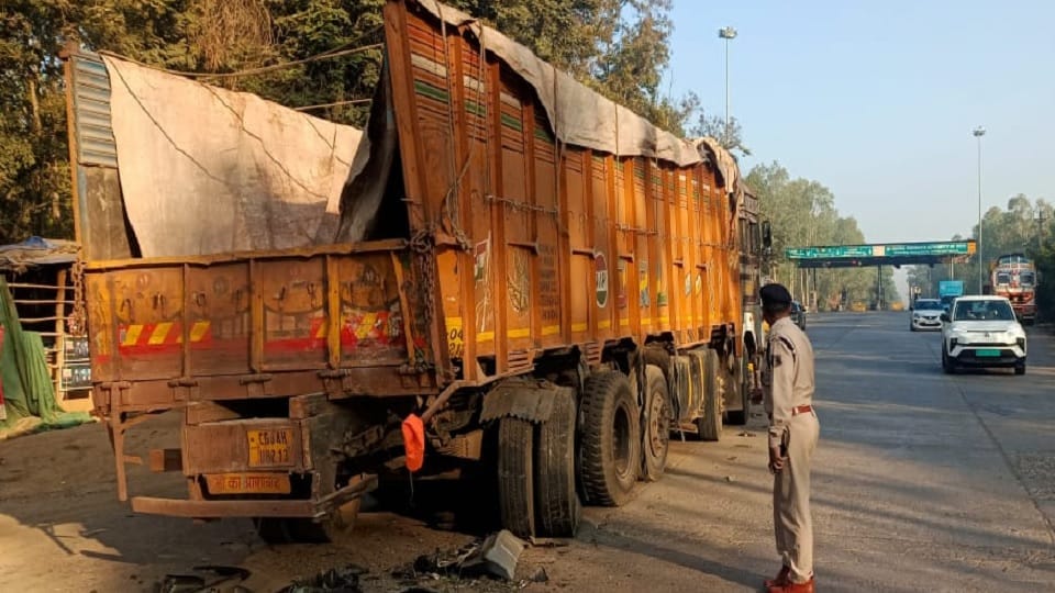 सड़क हादसे में पांच लोगों की हुई मौत