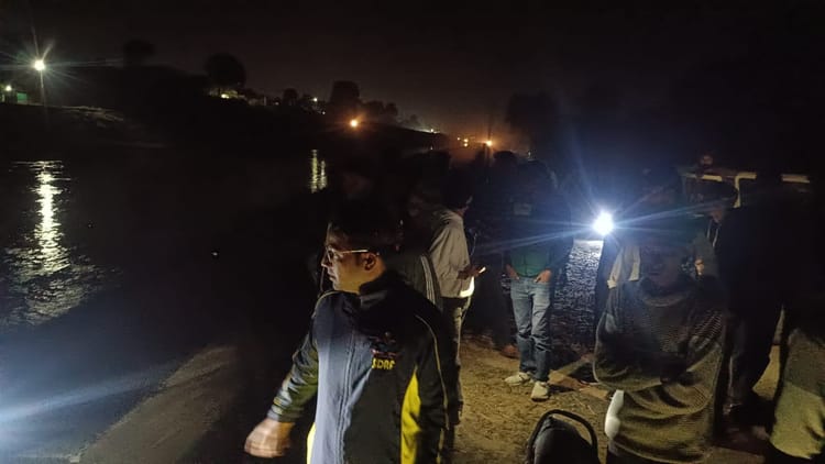 Vikasnagar: डाकपत्थर से विकासनगर आ रही कार शक्तिनहर में गिरी, तीनों सवारियों ने तैरकर बचाई अपनी जान, गाड़ी बही