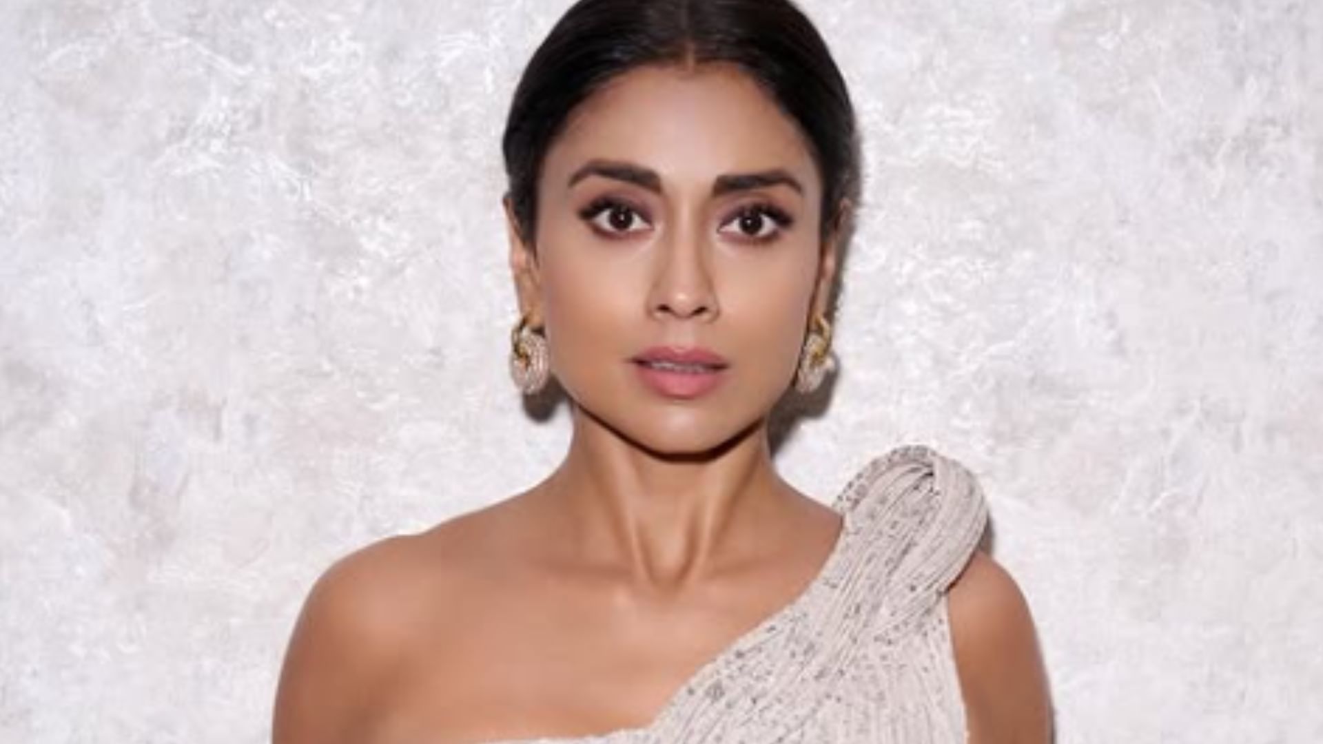 Shriya Saran Alert Fans About A Person Impersonating Her On Whatsapp