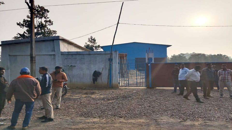 शासकीय भूमि पर अवैध कब्जे की फैक्ट्री हुई सीलबंद