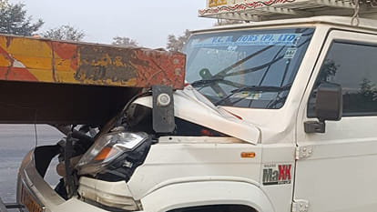 Kanpur: Pickup rams into a broken trailer parked on the highway, driver injured