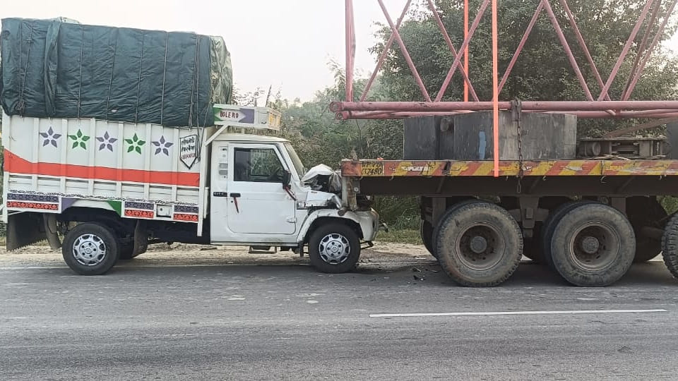 Kanpur: Pickup rams into a broken trailer parked on the highway, driver injured
