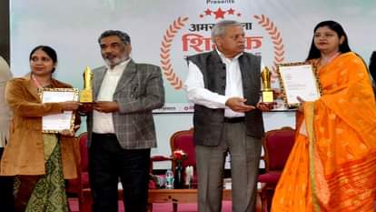 अमर उजाला शिक्षक सम्मान 2025 प्राप्त करतीं शिक्षिकाएं
