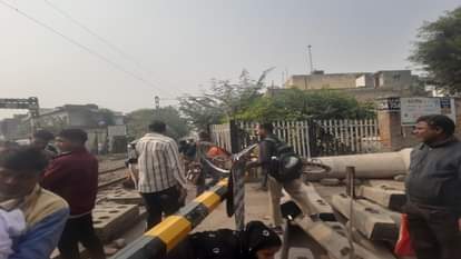 Rail Gate Closure Turns 5-Minute Route Into a 2 km Detour Commuters Face Day-Long Chaos