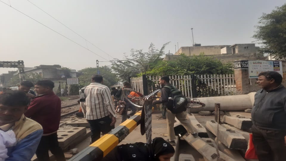 Rail Gate Closure Turns 5-Minute Route Into a 2 km Detour Commuters Face Day-Long Chaos