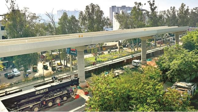 Commissioner Orders Removal of Illegal Hoardings Across Agra Roads