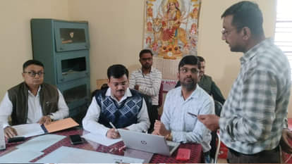 The IT team surveyed the Sahjanwan sub-registrar office in Gorakhpur, scrutinizing registry documents.
