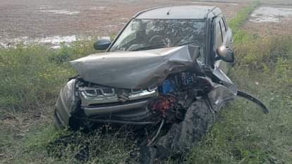 inspector car collided with tree while trying to save deer In Sultanpur his condition is critical
