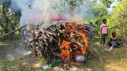 Killed Naxalite Hidma was given a final farewell in black, his wife Are in red in Chhattisgarh