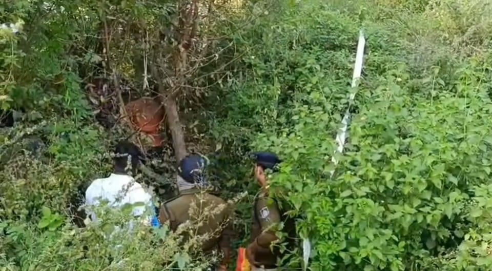 Omkareshwar: CISF constable dies under suspicious circumstances body found hanging from a tree News in hindi