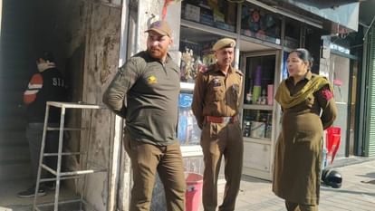 Jammu: पुलिस और SIA का अंग्रेजी अखबार के दफ्तर में छापा, एके-47 और पिस्टल की कुछ गोली और ग्रेनेड का लीवर बरामद|