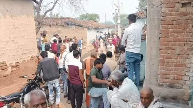 घटना के बाद लगी ग्रामीणों की भीड़