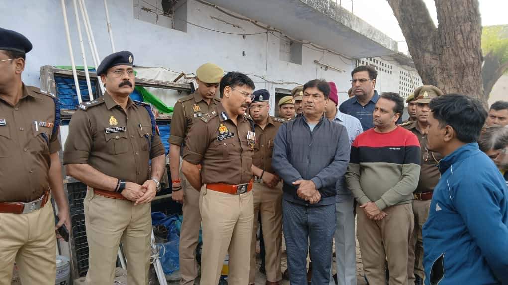 घटना के प्रत्यक्षदर्शी नागेंद्र से जानकारी लेते पुलिस कमिश्नर रघुवीर लाल