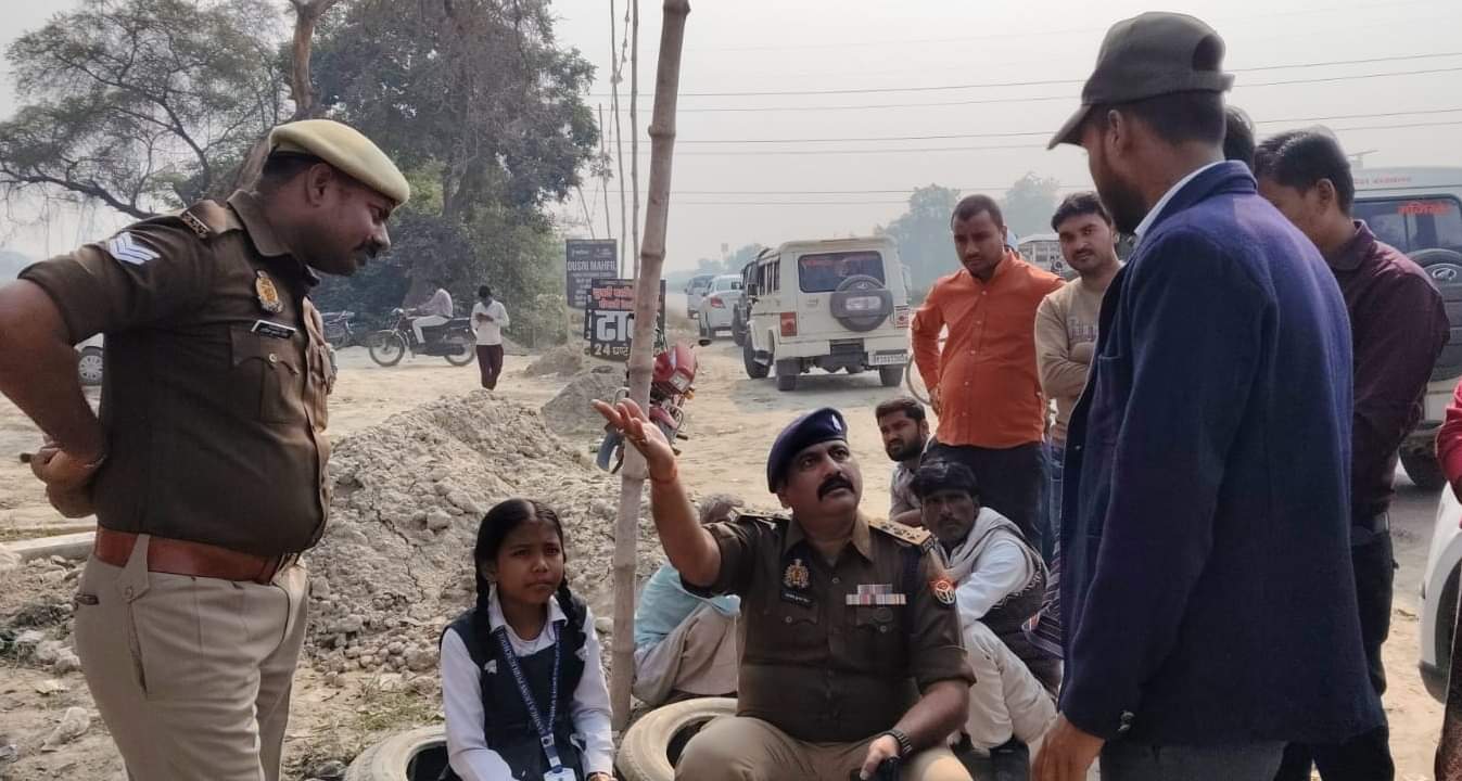 स्कूल परिसर में अज्ञात गैस रिसाव की जांच करते अधिकारी