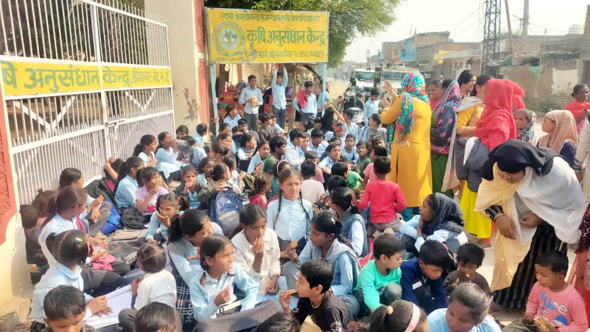 कृषि अनुसंधान केंद्र के बाहर बच्चों का प्रदर्शन।