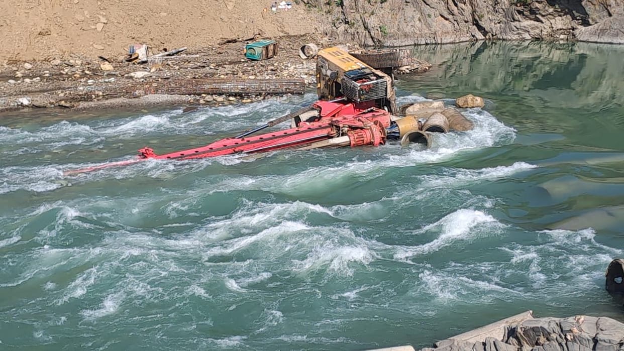 Himachal Mandi Boring machine overturns in Beas operator washed away