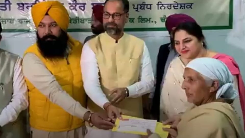 Cheques worth Rs 1 crore were distributed to farmers through Cooperative Bank in Jalandhar