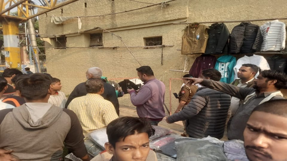 clash between two street vendors in agra