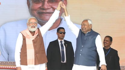 नीतीश कुमार के साथ पीएम मोदी