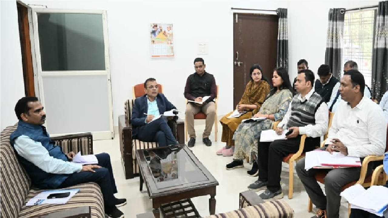 प्रभारी सचिव ने की विभागीय योजनाओं की समीक्षा