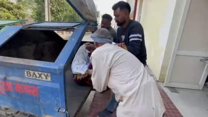 Phagwara Corporation workers take unclaimed body in garbage truck for cremation