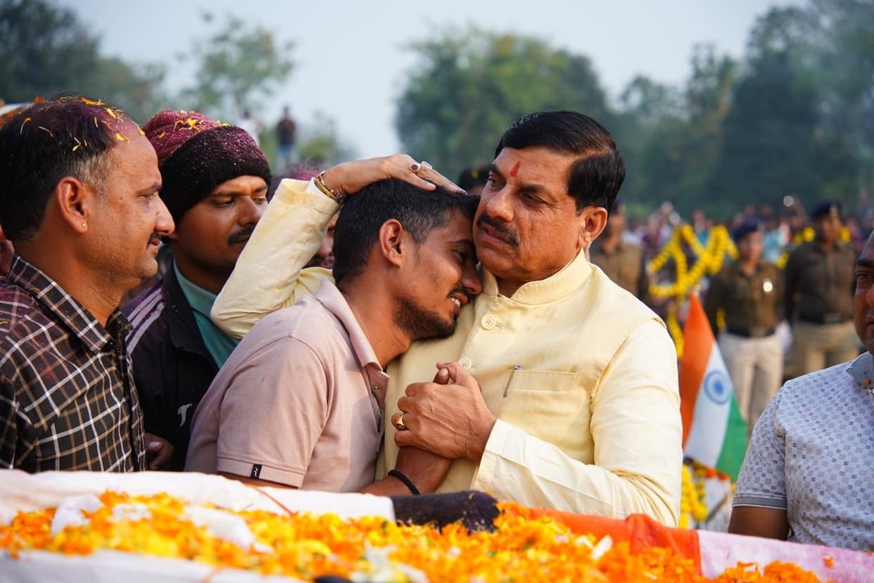 MP News: CM Mohan Yadav shouldered the bier of martyr Ashish Sharma, saying the entire state is proud of his m