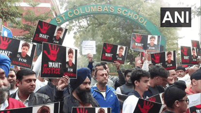 सेंट कोलंबस स्कूल के बाहर अभिभावकों का प्रदर्शन