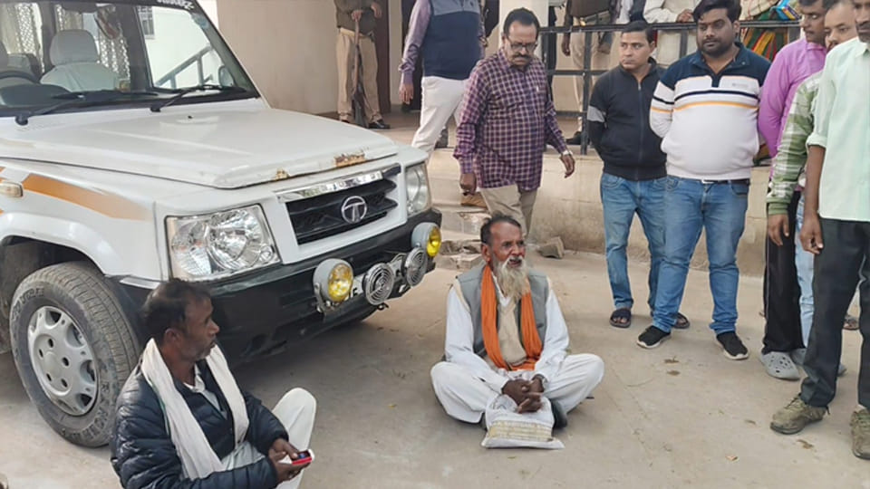 Etawah: Lekhpal demanded money for measuring a field