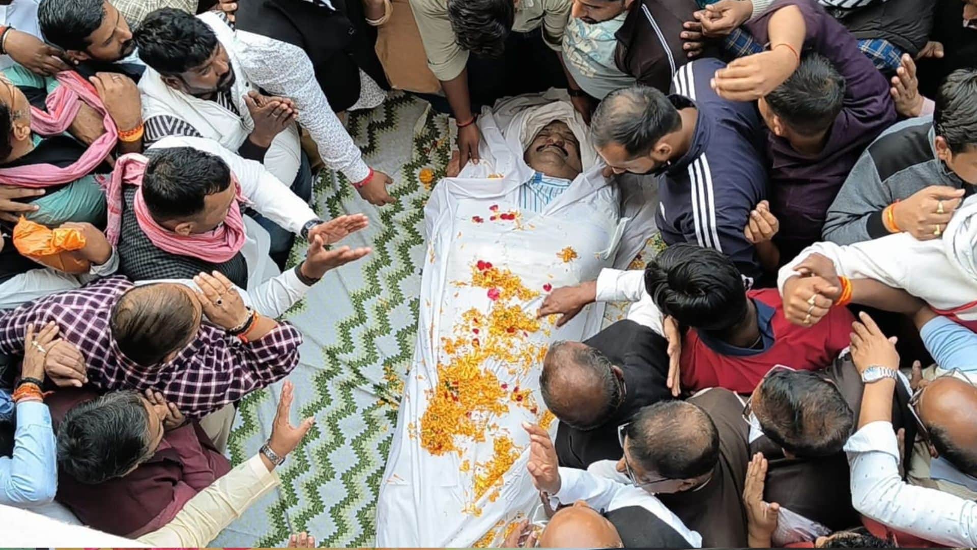 Sudhakar Singh News: Crowds gathered to pay their last respects to Ghosi SP MLA Sudhakar Singh of Mau