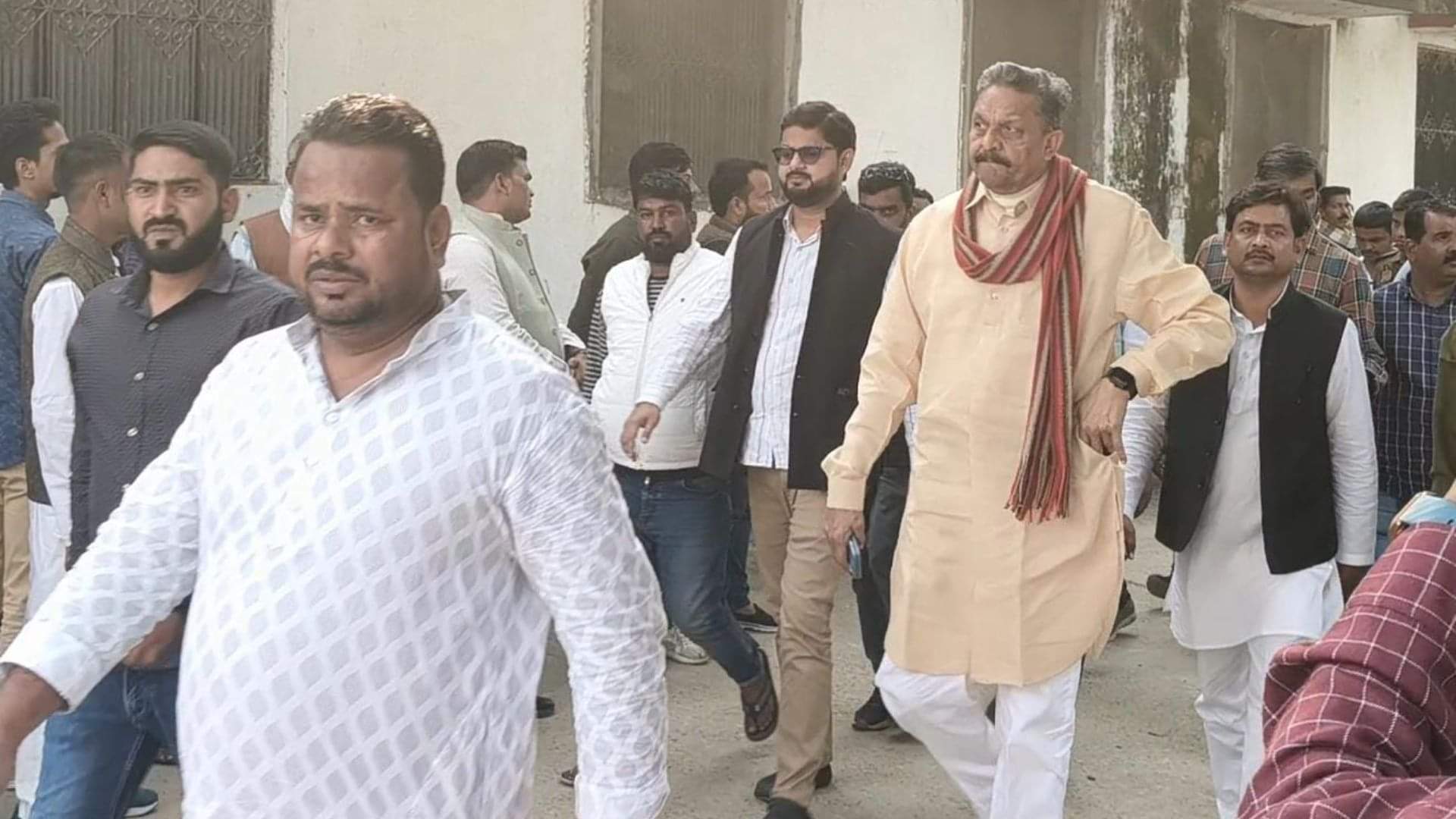 Sudhakar Singh News: Crowds gathered to pay their last respects to Ghosi SP MLA Sudhakar Singh of Mau