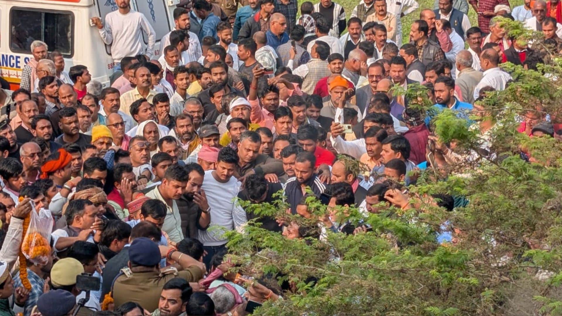 Sudhakar Singh News: Crowds gathered to pay their last respects to Ghosi SP MLA Sudhakar Singh of Mau