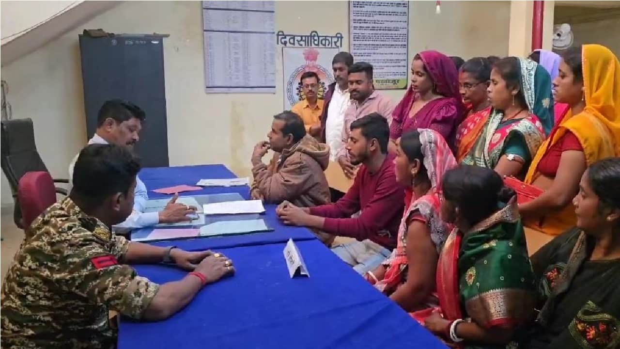 थाने में शिकायत करतीं समूह की महिलाएं